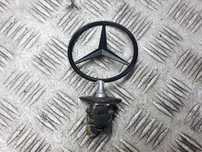 EMBLEMAT ZNACZEK LOGO MASKI MERCEDES W210 E KLASA