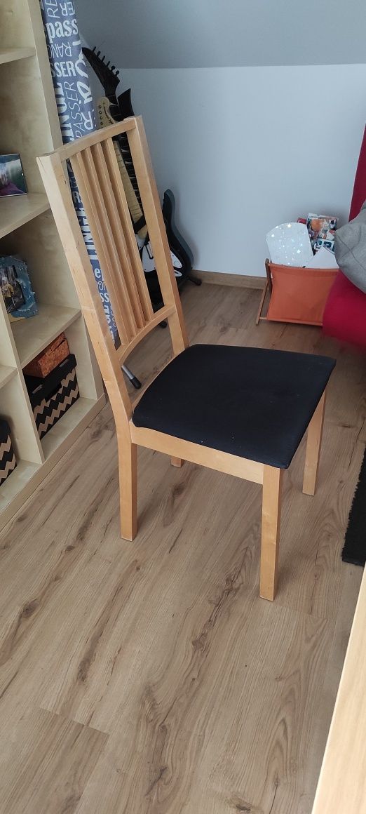 Stół z krzesłami