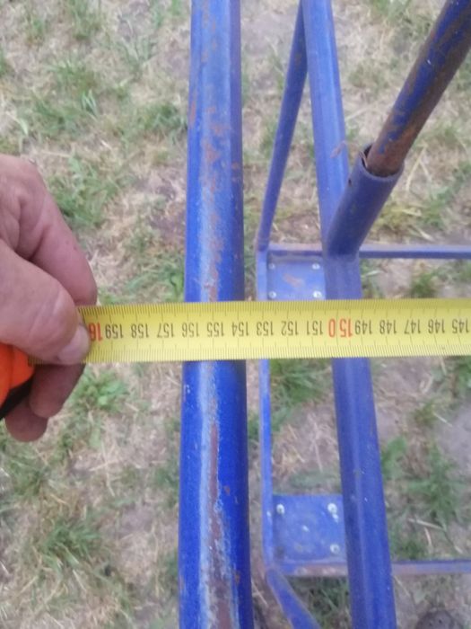 Вуличний торговий візок із синім навісом.