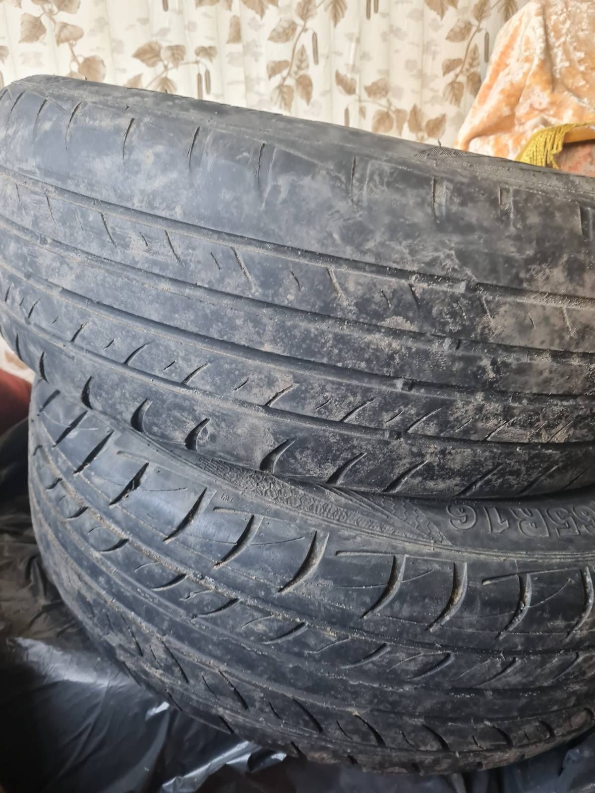 В продажі шини росава в кількості 3 шт