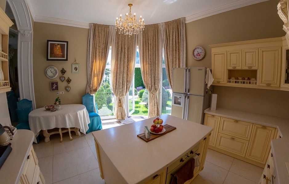 Дом 800 кв. VIP уровня. На берегу озера. Бассейн, джакузи, генератор