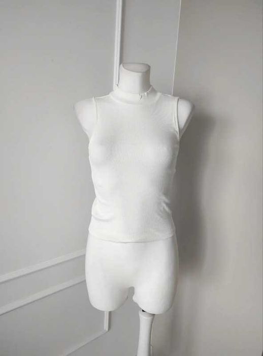 Top bez rękawów z półgolfem prążkowana Sinsay S | classy elegance