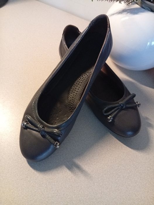 Baleriny szare skórzane marki Geox