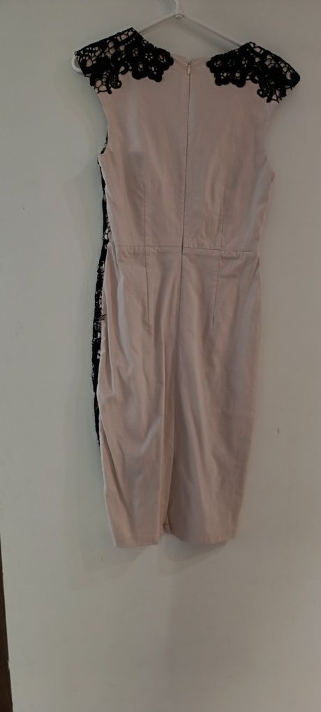 Elegancka dopasowana sukienka 38