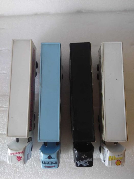 Lote de Camiões Com Publicidade.