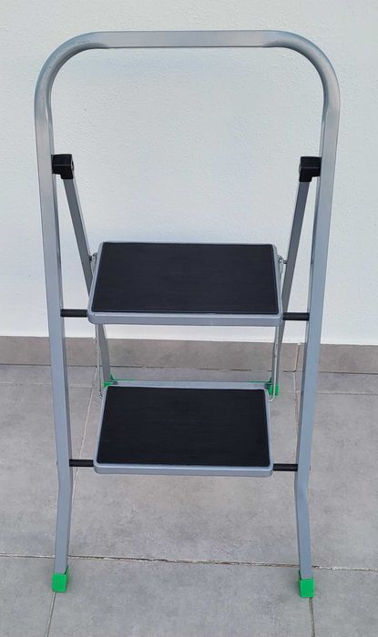 Vendemos um escadote  2  degraus em bom estado