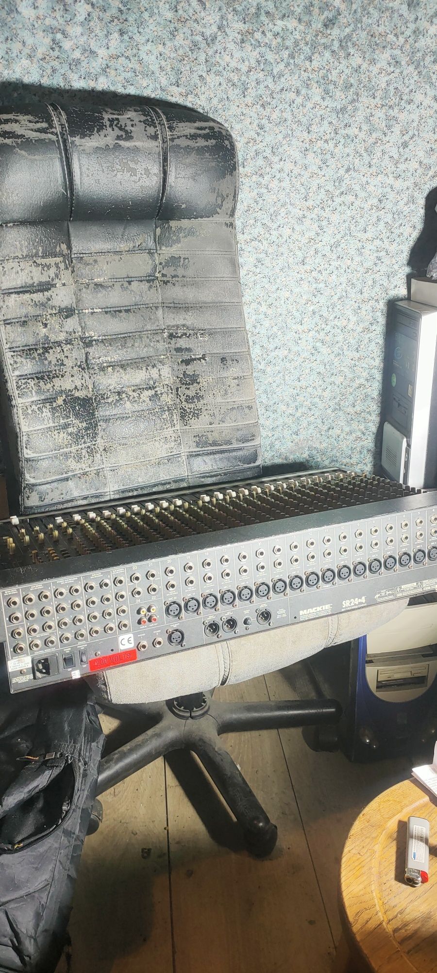 MACKIE SR24-4 bus mixing console