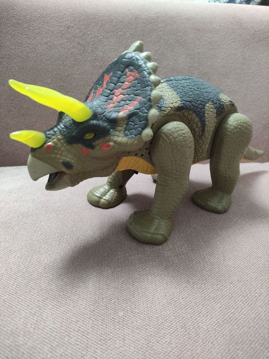 Динозавр, світові ті звукові ефекти.