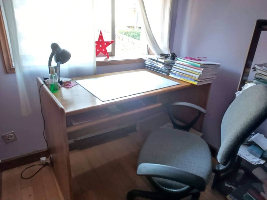 Quarto infantil, tipo estudio em pinho tratado.