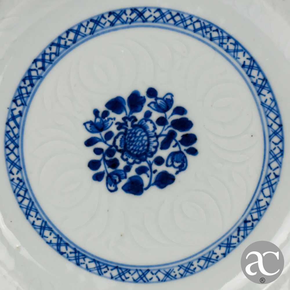 Par de pratos China, com Flores e Decoração Anhua, Qianlong séc. XVIII
