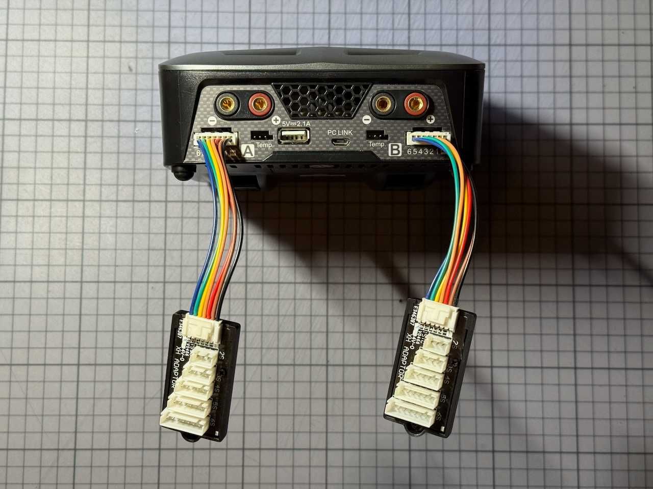 Carregador duplo SkyRc D100 com vários cabos de carregamento