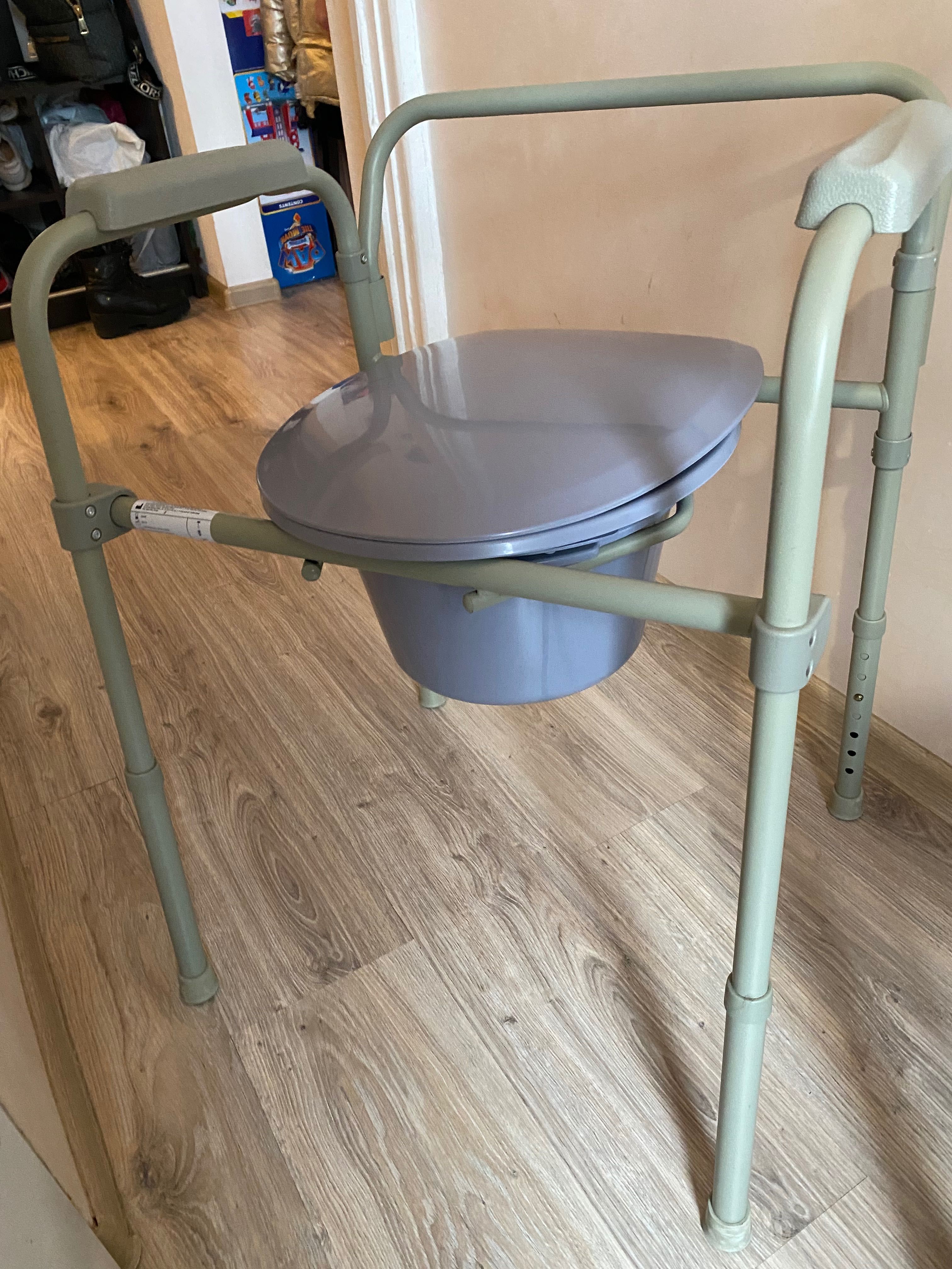 Переносной стульчик-туалет для пожилых людей