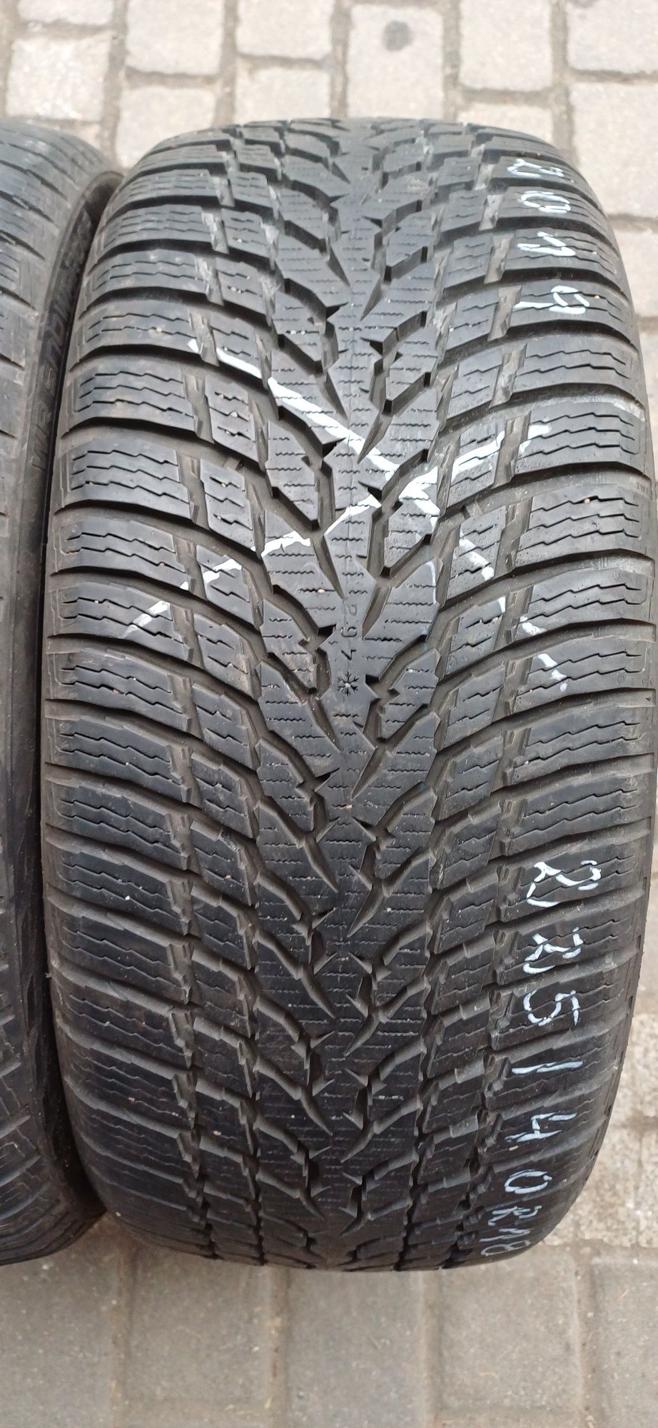 225/40R18 92V NOKIAN , dwie opony zimowe.