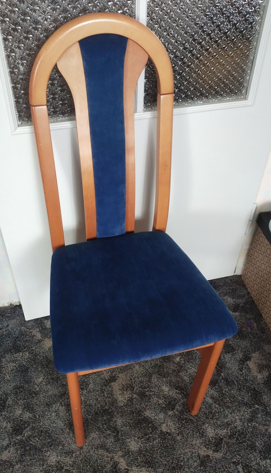12 krzeseł tapicerowanych + stół drewniany