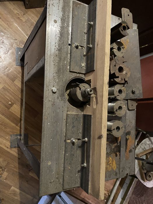 Фрезерний, вертикальний , деревообробний станок