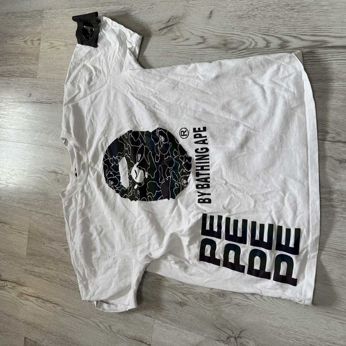 Bape koszulka biała z reflektywnym napisem święcocym.