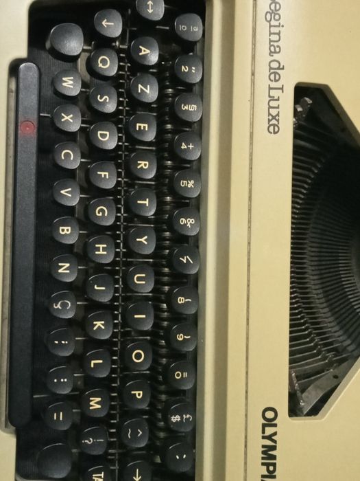 Vendo máquina  escrever antiga marca Olympia vendo pela melhor oferta