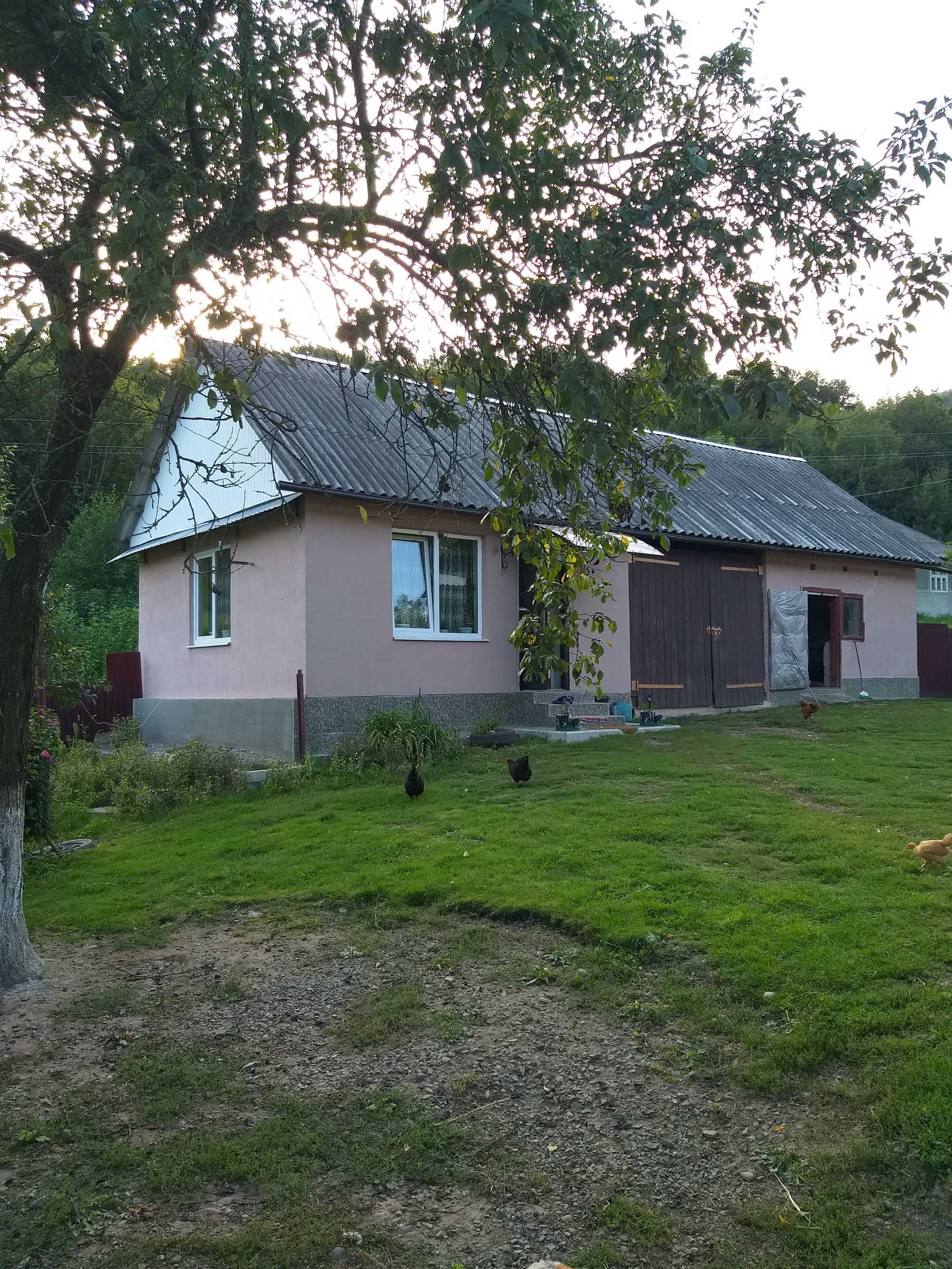 Будинок з земельною ділянкою в с.Лісарня біля ТБ Вольногора.