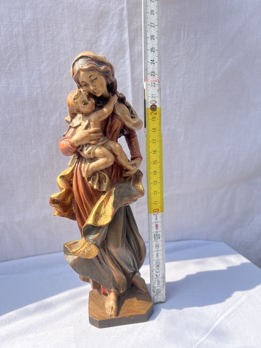 Figura matki boskiej z Jezusem