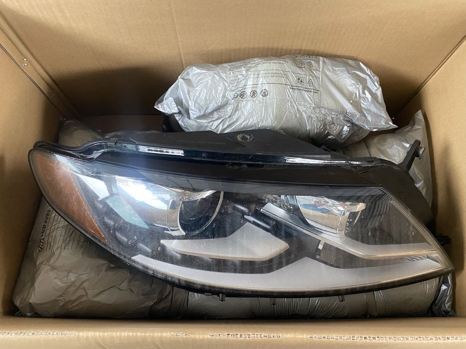 Продається права фара на пасат сс