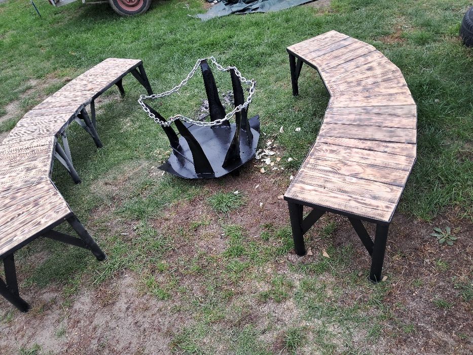 Półokrągłe ławki na ognisko plus palenisko .