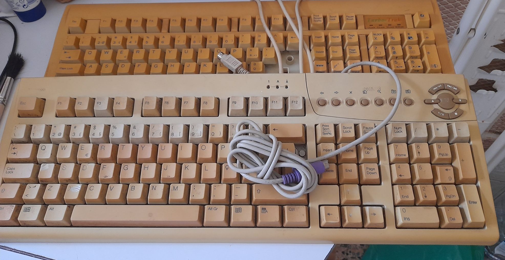 2 Teclados vintage  + 1 Ultra Compac / PEÇAS