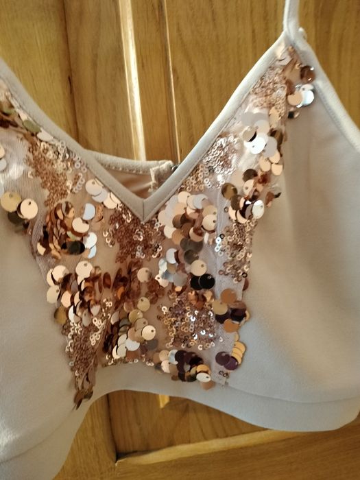 Świetny top z cekinami.