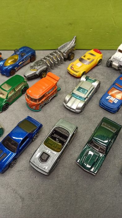 Zestaw 22 pojazdów i samolot od hot wheels samochodziki resoraki