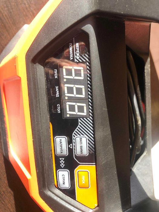 Инверторное пуско-зарядное устройство (12В, 18А) Sturm BC12300