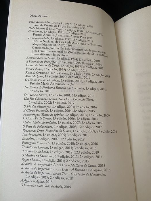 Livro de Mia Couto “O Universo num Grão de Areia”