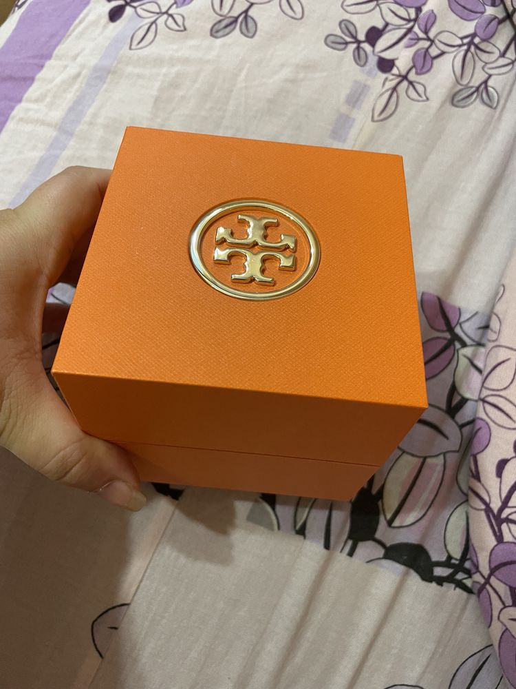 Часи Tory Burch срочно