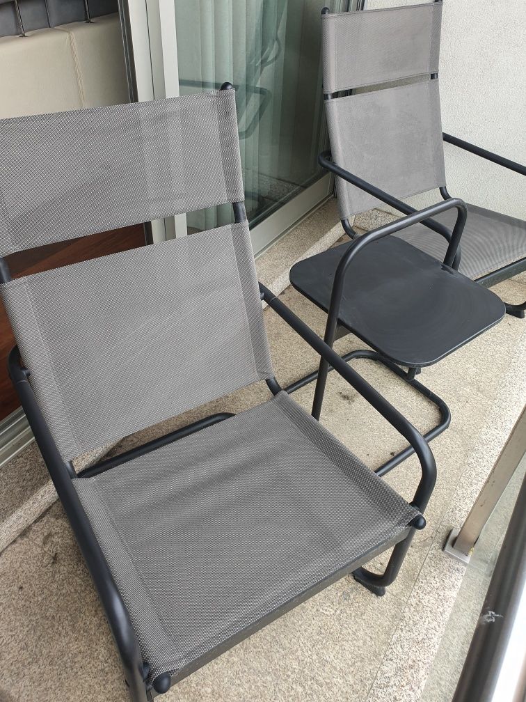 Conjunto exterior – 2 poltronas + mesa de apoio em metal e tecido resi