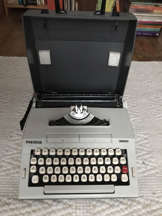 Máquina de escrever Messa com o estojo