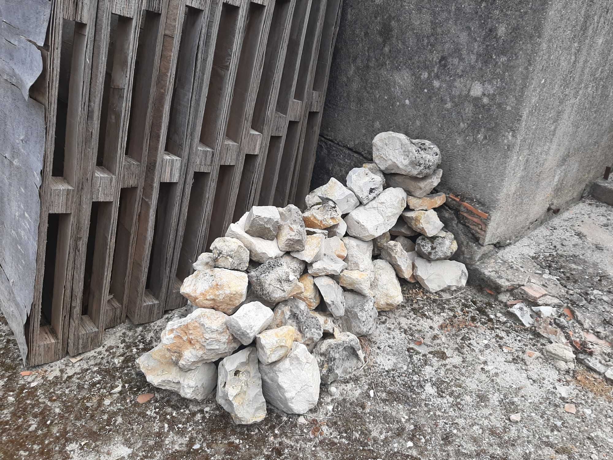 Pedras calçada cubos basalto e outros conforme fotos
