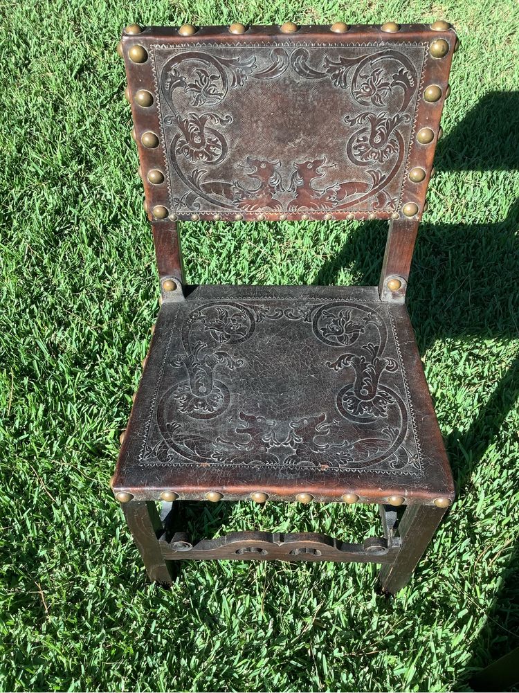 Par de Cadeiras antigas em cabedal com pregos em latão