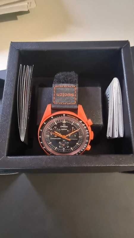 Omega x Swatch SO33O100 Lava - Symulator Wulkanu