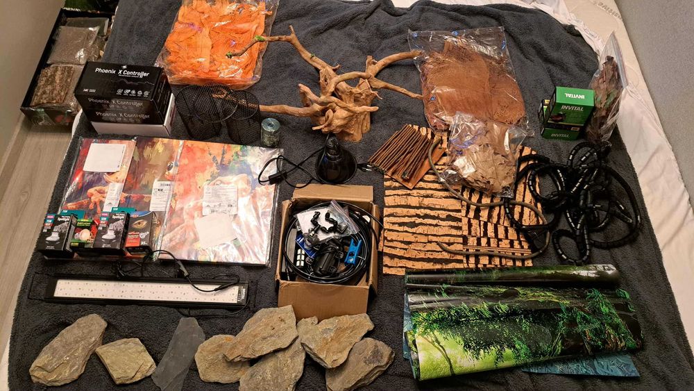 Wielki zestaw akcesoriów/dekoracji do terrariów.