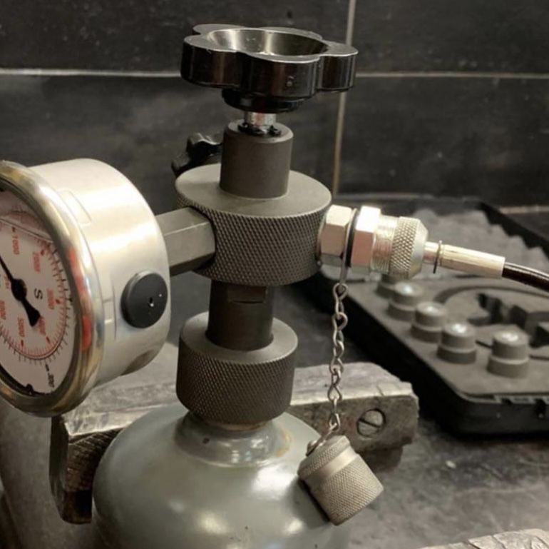 Napełnianie akumulatorów hydraulicznych azotem