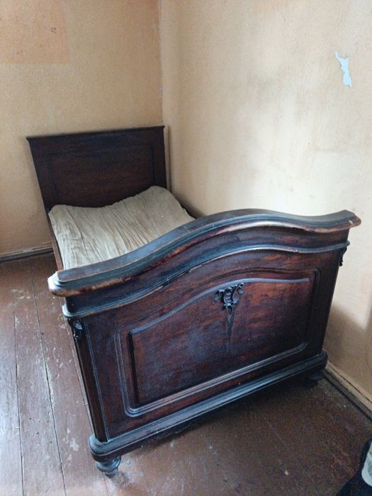 Sprzedam 2 zabytkowe drewniane łóżka – do renowacji