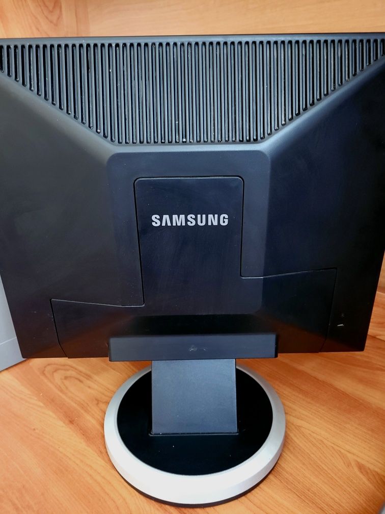 Комп'ютер Samsung: монітор, системний блок, клавіатура, мишка