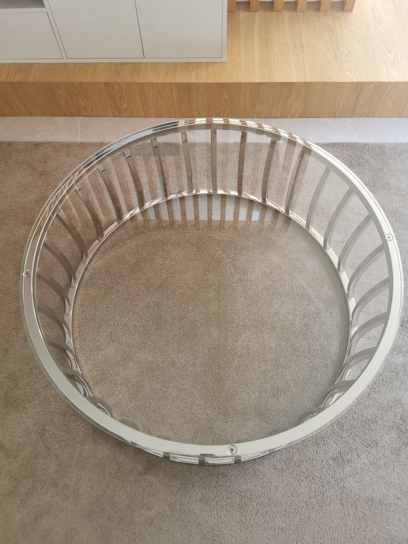 Mesa de centro em alumínio e vidro