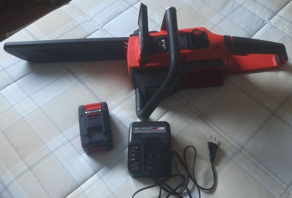 Serra elétrica + carregador+ bateria+ 4,5 litros óleo