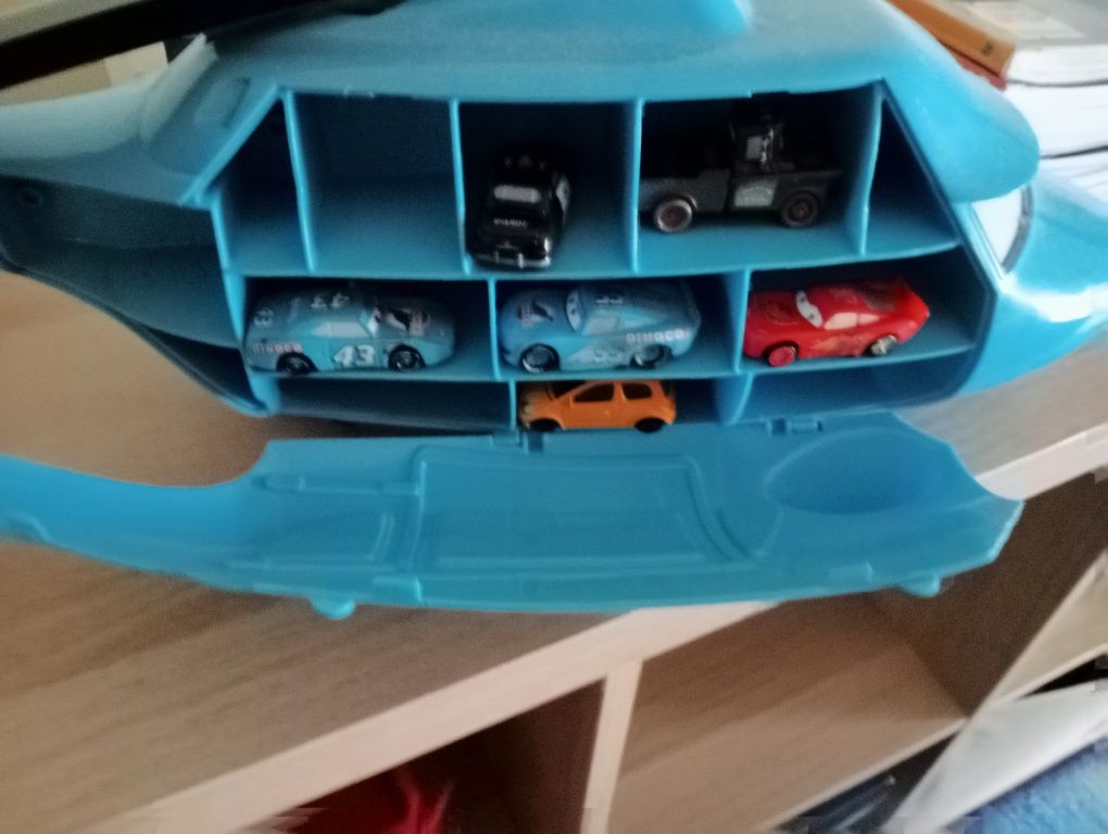 Brinquedos  helicóptero e carro do filme cars da Disney