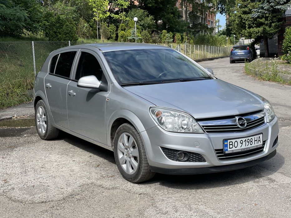 Opel astra 2011 рік автомат 1,6