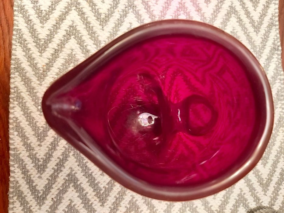 Wazon czerwony w kształcie dzbana.