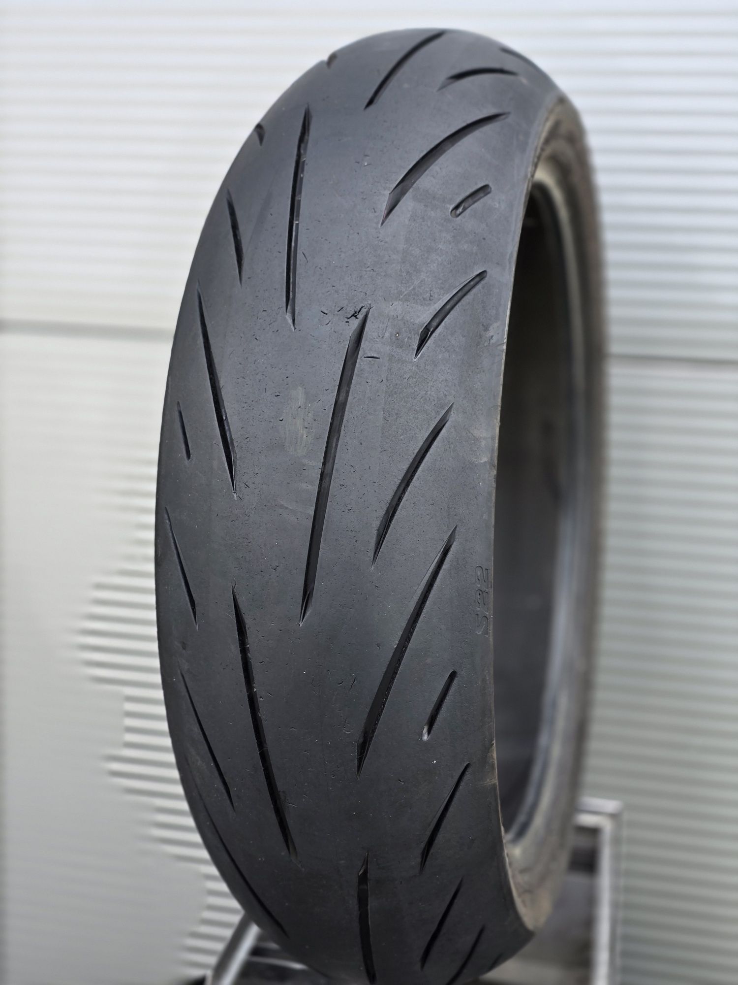 Opona Bridgestone Battlax s22R  180/55/17 bieznik 5mm