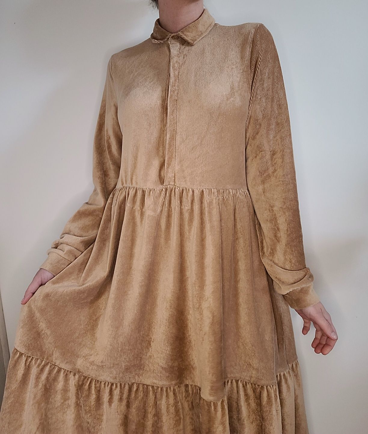 Długa beżowa sztruksowa sukienka oversize babydoll falbany Pieces