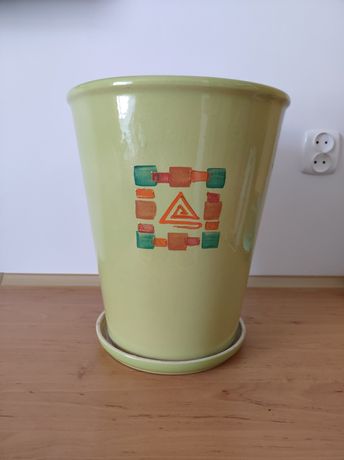 Zielona doniczka ceramiczna