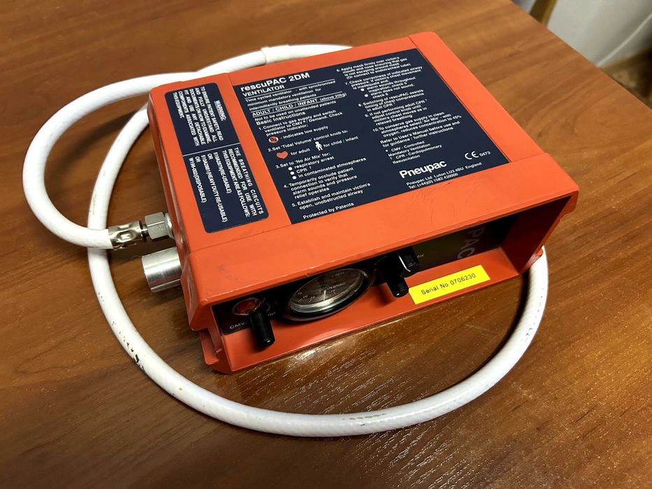 Respirator RescuPac 2DM z przewodami i mocowaniem karetkowym