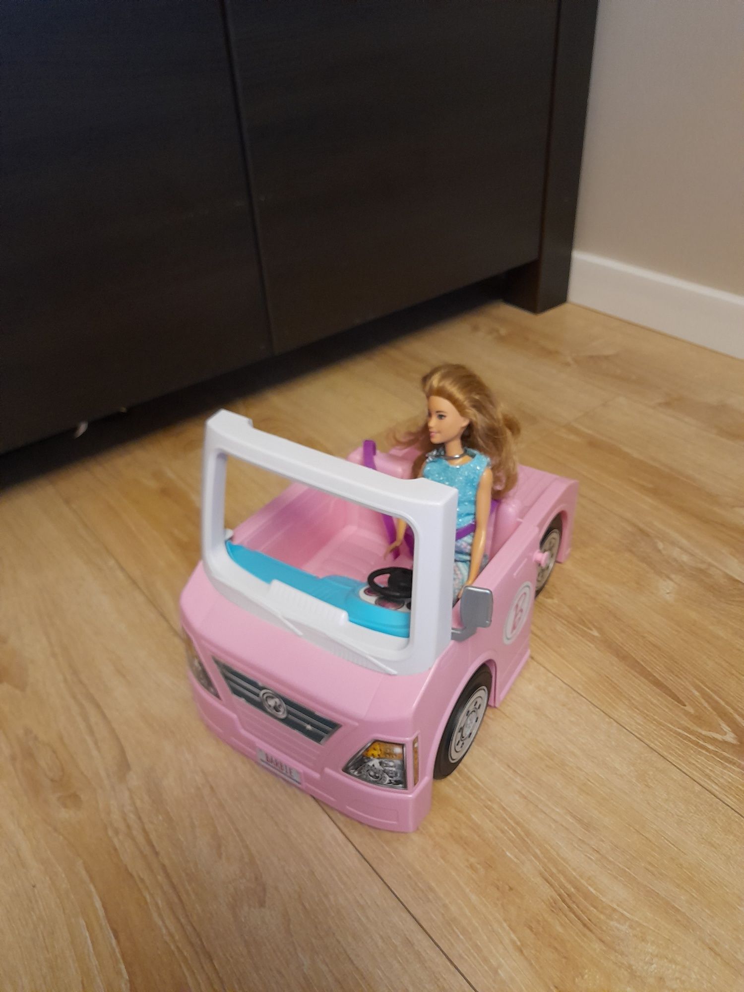Kamper Barbie z lalkami